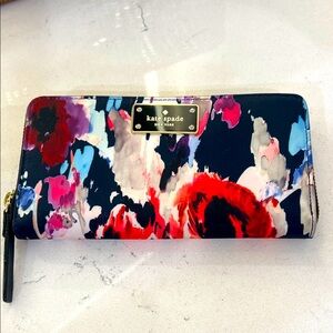 Kate Spade Black and Red Floral Neda Wallet. EUC